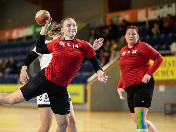 Kristýna Plucarová (vlevo) se v Olomouci trefila sedmkrát, Gabriela Zahradníková přidala čtyři góly, ale hradecké házenkářky nakonec prohrály 28:32.