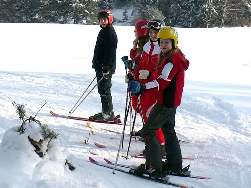 Žákům Základní školy v Českém Rudolci se v Dolním Radíkově (na snímku), kde byli na týdenním lyžařském výcviku, moc líbilo.