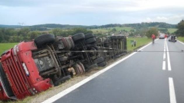 Pondělní nehoda kláďáku u Lipolce, při které se zranil řidič. 