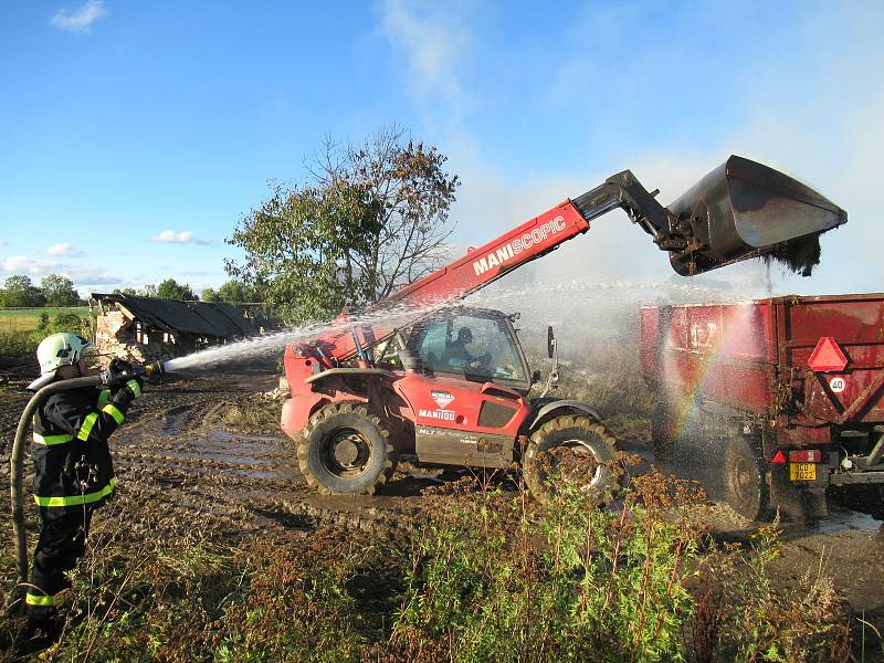 V neděli 27. září ještě celý den hasiči dohašovali požár budovy starého kravína u České Olešné, na pomoc povolali těžkou techniku.