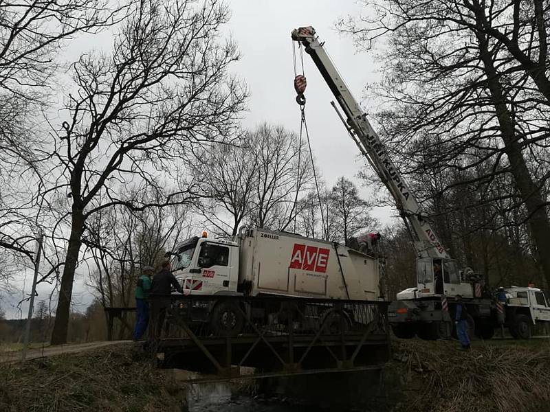 Most, do kterého zapadlo odpadní auto, postavili dobrovolníci za pár hodin znovu.