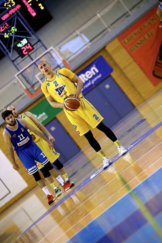 Hradecká Basket Fio banka v úvodním kole play-out zdolala USK Praha 95:78.