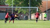 Fotbalisté Rapšachu (v modročerveném) si doma poradili se společným týmem velenického béčka a Nové Vsi, který porazili jednoznačně 4:0.