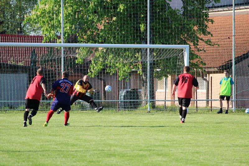 Fotbalisté Rapšachu (v modročerveném) si doma poradili se společným týmem velenického béčka a Nové Vsi, který porazili jednoznačně 4:0.