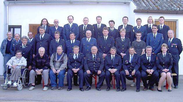 V současné době má Sbor dobrovolných hasičů v Lomnici nad Lužnicí padesát šest členů, z toho šest žen. Starosta Sboru Jaroslav Bárta je na snímku ve třetí řadě šestý zleva,  velitel Michal Čáp sedí čtvrtý zleva v první řadě. 