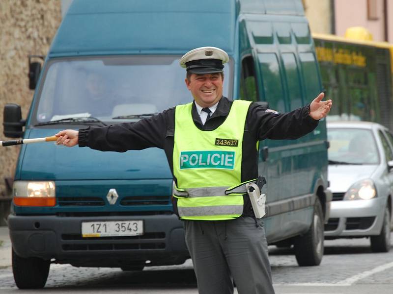 Dopoledne bylo rušno také na křižovatce Rybniční s nábřežím. Pro policisty byly některé situace doslova nebezpečné. 