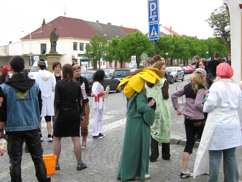 Poslední zvonění lyceářů ve Veselí nad Lužnicí a pasování třeťáků. 