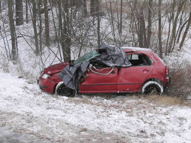 Tragická dopravní nehoda u Horní Lhoty. Pohled na osobní auto, ve kterém zemřel řidič.