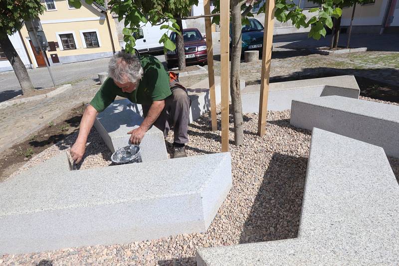 Akademický sochař Vladimír Krninský dokončuje práci na židovském pomníku, který zřídil spolek Zikaron na Zákosteleckém náměstí v Hradci.