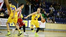 Jindřichohradečtí basketbalisté doma utrpěli debakl s Pardubicemi (81:118). Foto: Lukáš Šamal