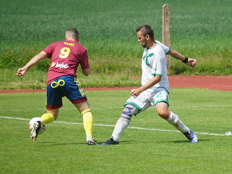 Fotbalisté Nové Bystřice porazili Starou Hlínu (v bílém) 5:2 a zahrají si finále OP poháru.