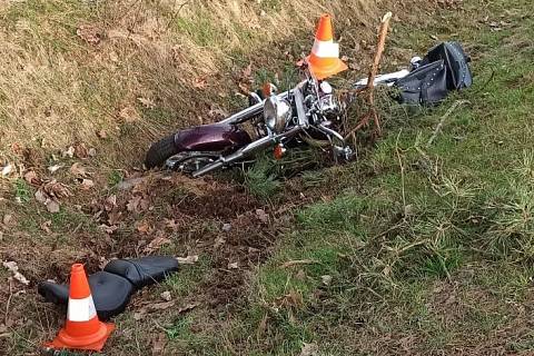 Motorkář na Dačicku narazil do stromu, už mu nebylo pomoci