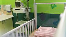 Práva rodičů v Nemocnici Jindřichův Hradec neomezují ani během covidu, rodič může ležet s dítětem v nemocnici, otcové mohou být přítomní u porodu nebo posléze navštívit svého potomka.