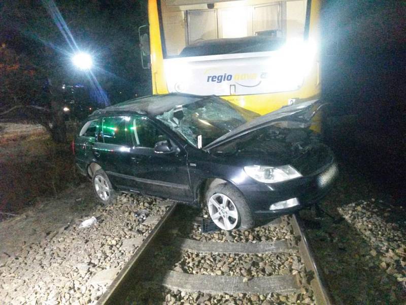 Střet osobního auta s vlakem na přejezdu ve Vitorazské ulici v Suchdole nad Lužnicí skončil smrtí třiapadesátiletého řidiče. 