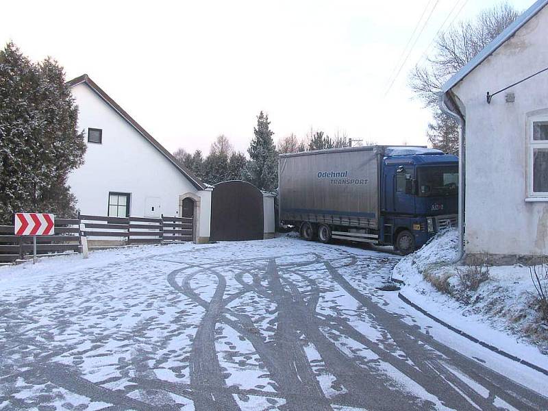 Pohled na převrácený kamion v pověstných zatáčkách v Nové Olešné, který na několik hodin uzavřel hlavní tah na Brno.