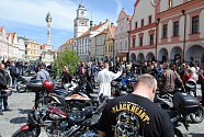 Třeboňské Masarykovo náměstí bylo motorkami doslova našlapané. Stovkám strojů požehnal tamní kaplan Jiří Kalaš.