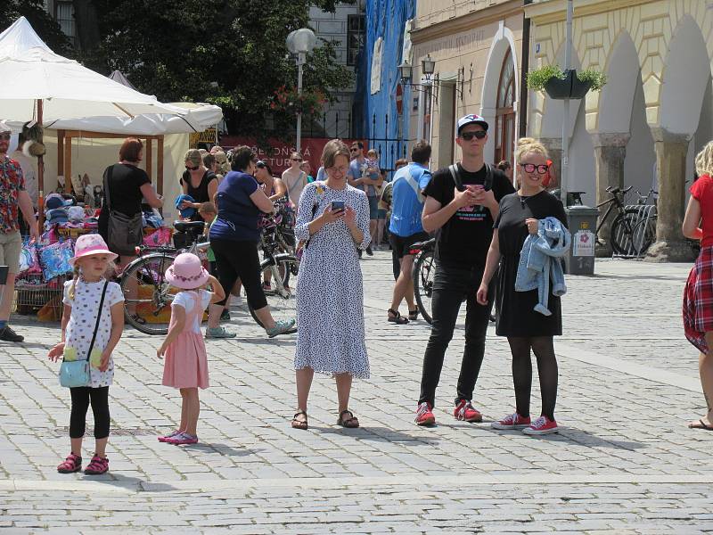 Festival Okolo Třeboně již tradičně zahájil prázdniny, v sobotu 4. července se na zámeckém nádvoří představila zpěvačka Jana Rychterová, kapela Epydemye a Xindl X.