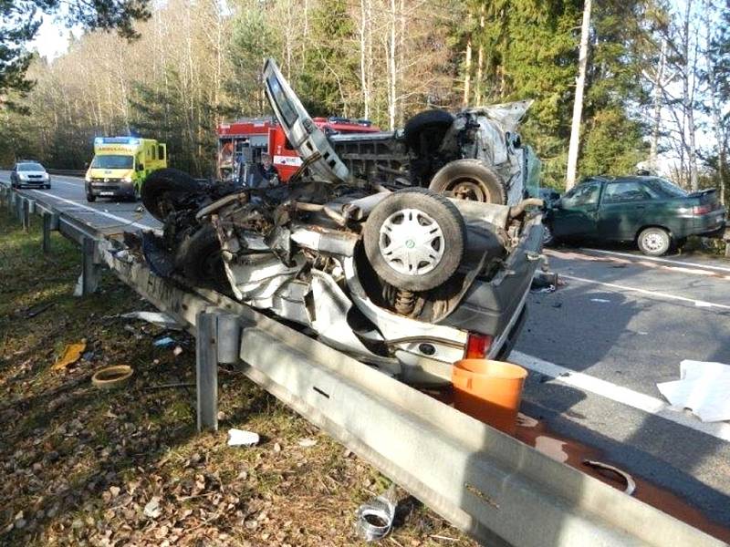 U Třeboně v blízkosti Nové Hlíny se v pátek ráno střetla dodávka a dvě osobní auta. Dva muži v troskách favoritu na místě zemřeli. 