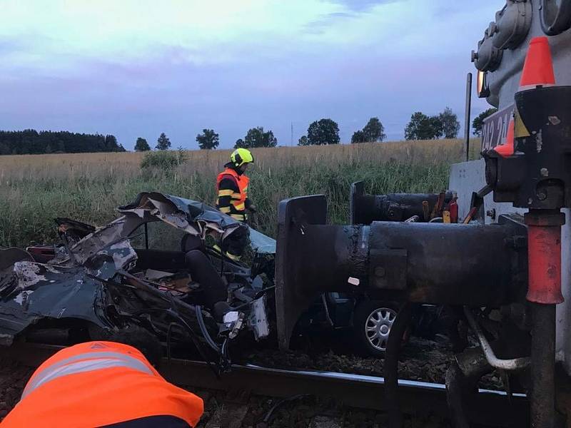 Při střetu auta s vlakem na přejezdu u Bednárce na Jindřichohradecku v roce 2019 zemřela řidička.