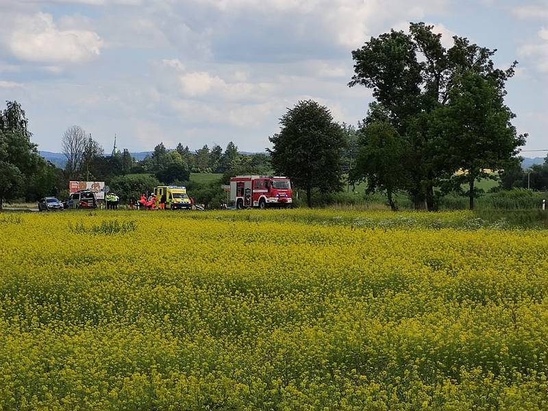 Nedaleko jindřichohradeckého letiště bourali motorkáři a osobní auto.