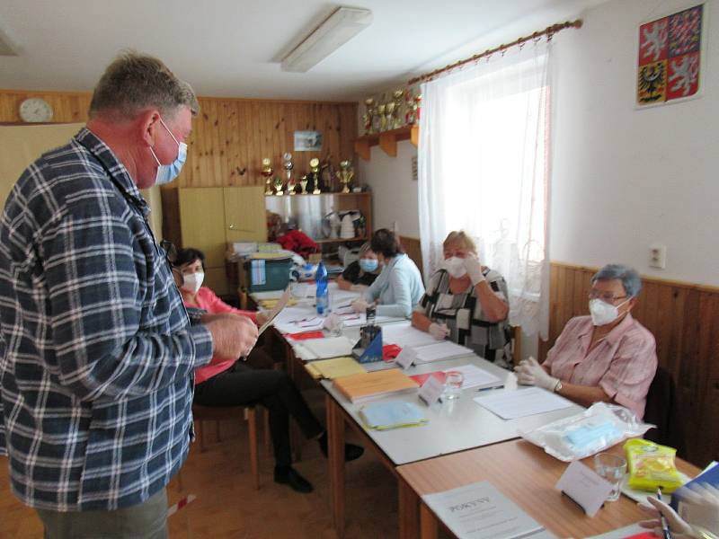 V Deštné na Jindřichohradecku k volbám do půl třetí dorazilo 13 lidí, zájem volební komise, která tradičně zasedá v požární zbrojnici odhaduje na dvacet procent.