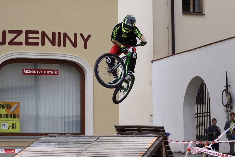 Z jízdy odvážných bikerů, kteří se řítili z dačické věže až na náměstí, se mnohdy tajil dech.