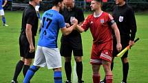 Fotbalisté Hluboké nad Vltavou (v modrých dresech) v dohrávce krajského přeboru zdolali Třeboň 2:1.