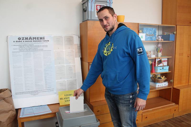 Ve volebním okrsku v mateřské škole v Jáchymově ulici v Jindřichově Hradci volil i člen tamní komise Martin Beníček.
