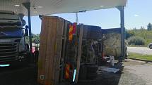 Kuriozní nehoda u čerpací stanice na Řečičce v Jindřichově Hradci.