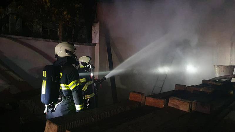 Noční požár chaty v Domaníně na Třeboňsku.