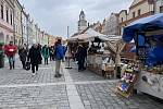 Masarykovo náměstí zaplnili stánkaři. Kromě velikonočního sortimentu nechyběly květiny, ručně vyráběné šperky, oblečení, ale i něco na zub.