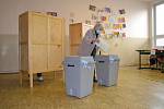 Volby do Senátu a krajského zastupitelstva v Jindřichově Hradci ve volebním okrsku v 3. základní škole mají zatím hladký průběh.