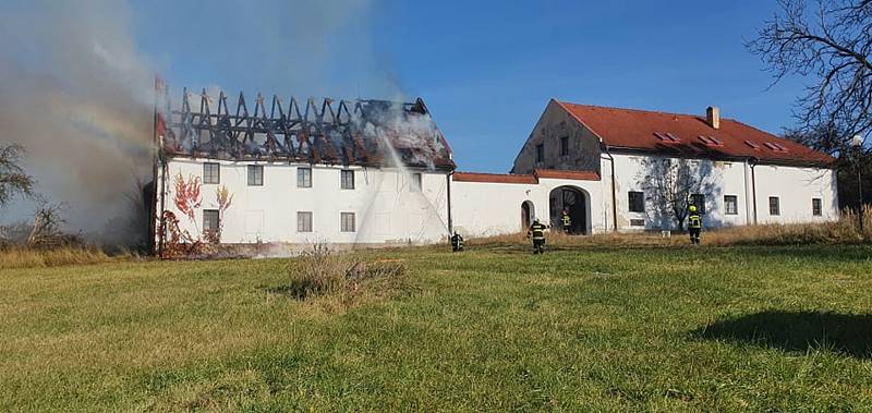 Požár chátrajícího penzionu Holenský dvůr nedaleko Kardašovy Řečice.