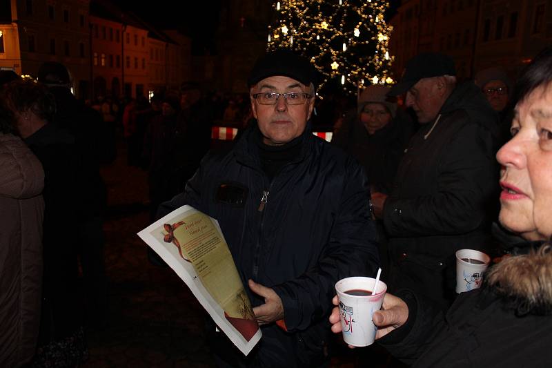 Jindřichohradecké náměstí Míru zaplnily při celorepublikové akci Česko zpívá koledy stovky lidí.