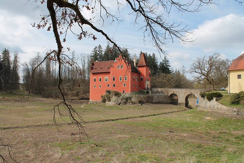 Rybník u zámku Červená Lhota je zatím stále vypuštěný.