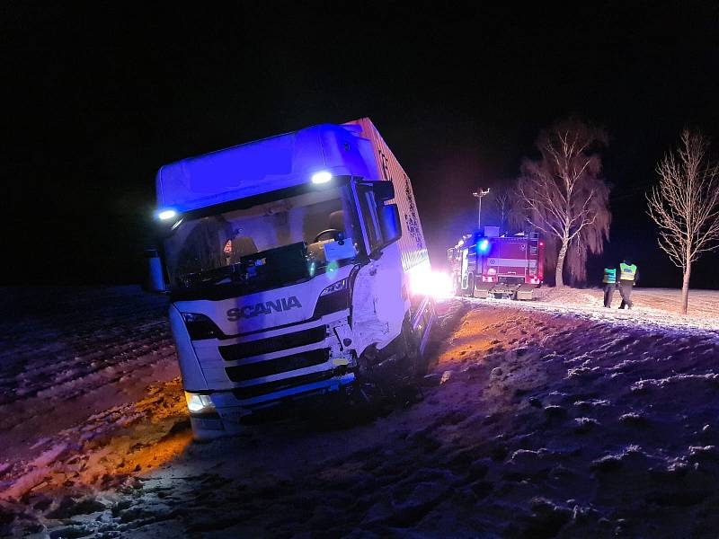 U Nové Bystřice se čelně srazilo vozidlo taxislužby s kamionem.