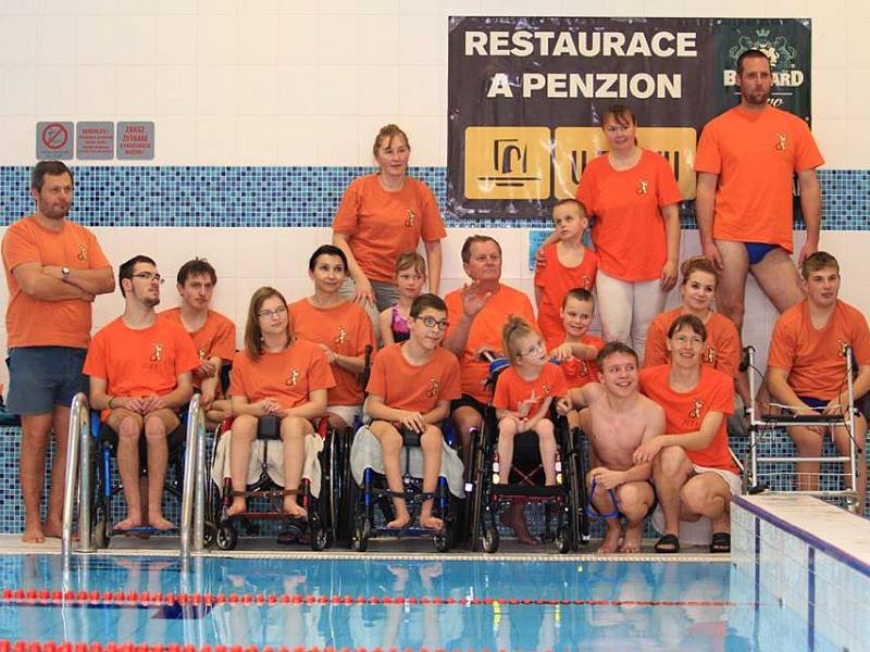 V hradeckém bazénu se konal již jedenáctý ročník závodů pro handicapované plavce.