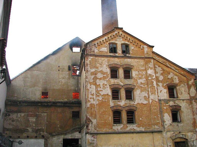 Požár historického pivovaru v centru J. Hradce.
