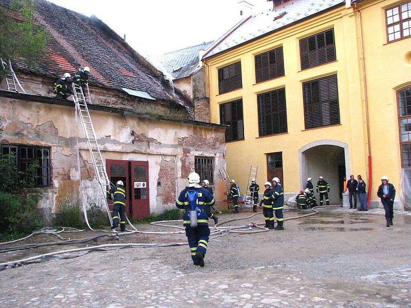 Požár historického pivovaru v centru J. Hradce.