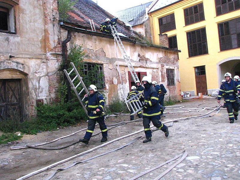 Požár historického pivovaru v centru J. Hradce.