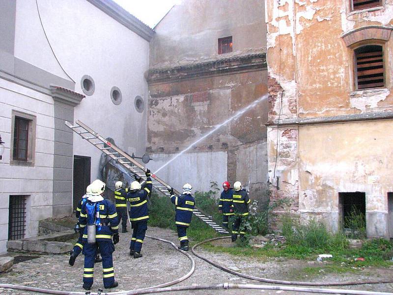 Požár historického pivovaru v centru J. Hradce.