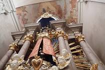 Oltář v kostele Nanebevzetí Panny Marie v Chlumu mohou návštěvníci městyse konečně spatřit v obnovené podobě.
