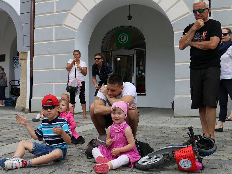 Na třeboňském náměstí v sobotu vítali léto se skřítkem Mildou Dubulíkem.