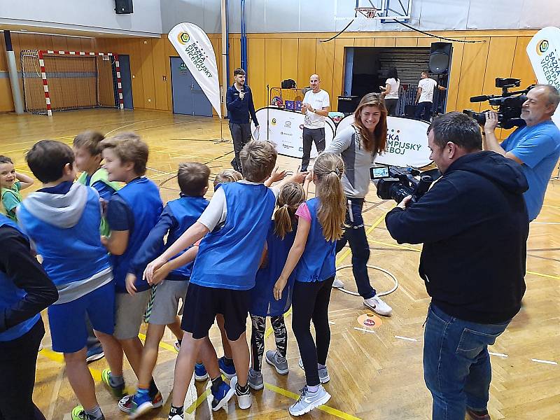 Děti ze Základní školy Na Sadech v Třeboni si společně zatrénovaly s účastníky olympijských her.