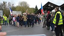 V sobotu odpoledne se sešla zhruba stovka lidí, aby v pokojné demonstraci zablokovala hraniční přechod v Českých Velenicích na protest proti liknavosti vlády ohledně přílivu nelegálních migrantů. 