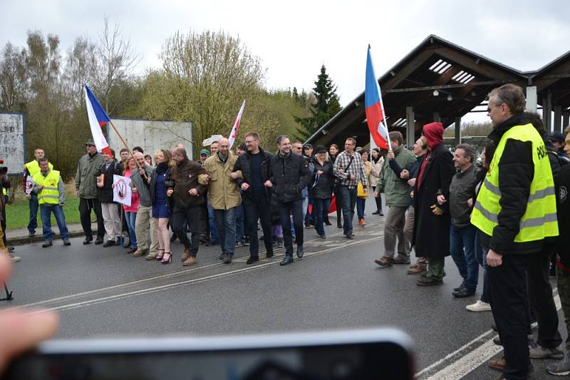 V sobotu odpoledne se sešla zhruba stovka lidí, aby v pokojné demonstraci zablokovala hraniční přechod v Českých Velenicích na protest proti liknavosti vlády ohledně přílivu nelegálních migrantů. 