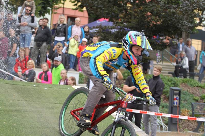 Z jízdy odvážných bikerů, kteří se řítili z dačické věže až na náměstí, se mnohdy tajil dech.