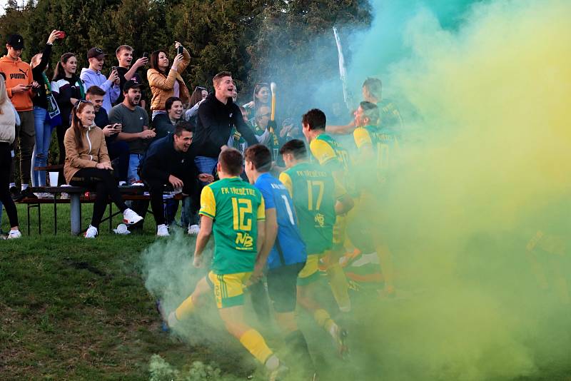 Fotbalisté Třebětic (v zelenožlutém) ve šlágru 11. kola I. A třídy porazili táborský Meteor 2:0 a uhájili vedoucí příčku tabulky skupiny B.