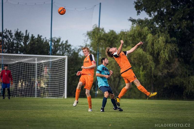 Slavoničtí fotbalisté (v oranžovém) vstoupili do okresního přeboru vysokým vítězstvím 5:0 v Kunžaku.