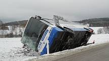 Škoda na havarovaném autobusu se vyšplhá k milionu korun.